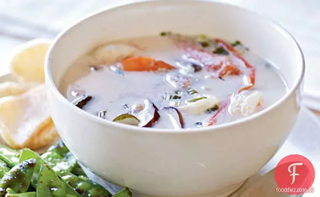 Sopa quente e azeda tailandesa com camarão
