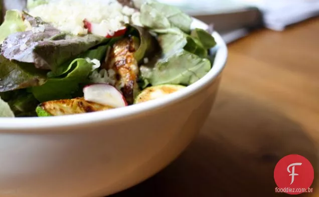 Salada De Sábado Com Nozes, Abobrinha, Tâmaras, Rabanetes E Gouda