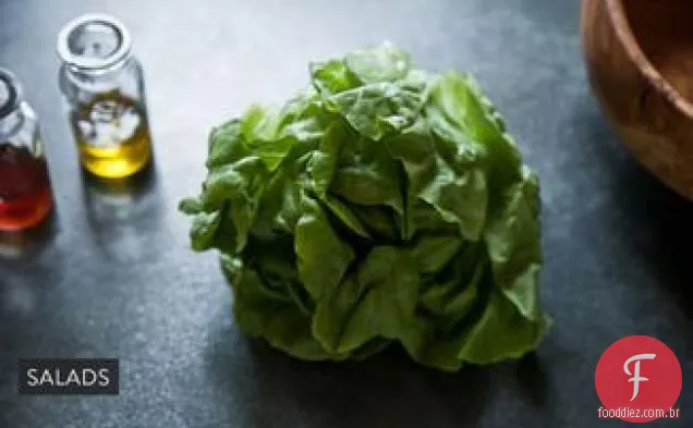 Alface romaine vestida com purê de anchova, ovo cozido desintegrado e picadas de pão integral torrado