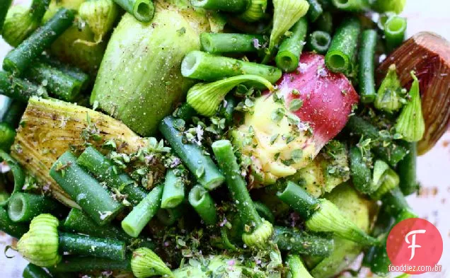 Alcachofras Assadas Do Bebê Com Os Scapes Da Cebola, O Tomilho E O Parmesão