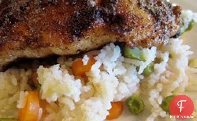 Bagre enegrecido e arroz picante
