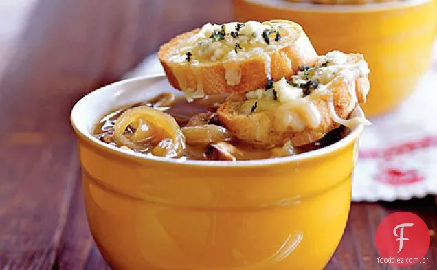 Sopa caramelizada de cebola e Shiitake com torradas de queijo Gruyère - azul