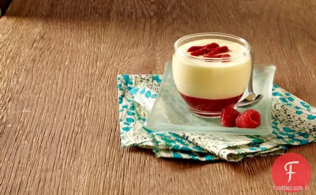 Mousse de limão deliciosa com molho de framboesa
