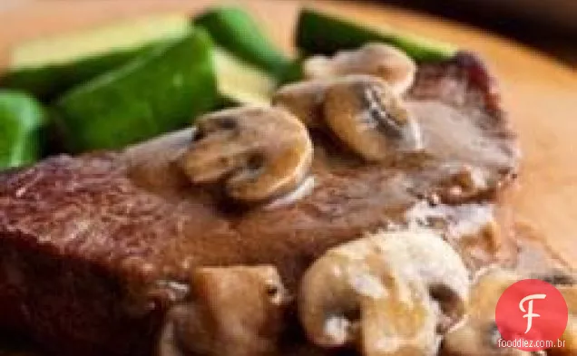 Bifes Pan-grelhados Swanson® com molho de cogumelos
