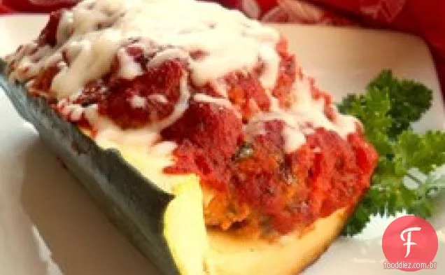 Bolo de carne italiano em barcos de abobrinha