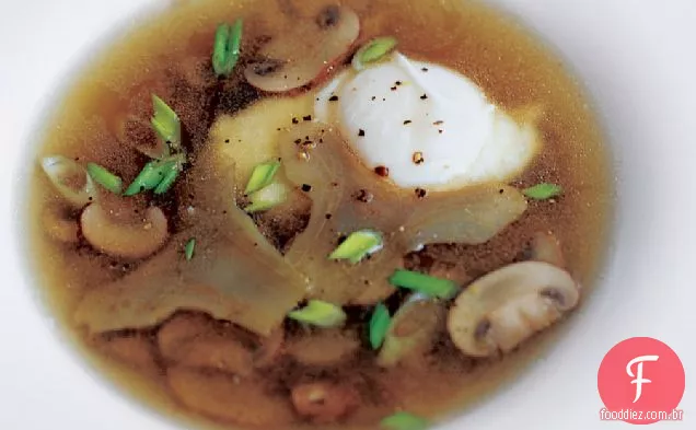 Ovos cozidos e alcachofras em caldo