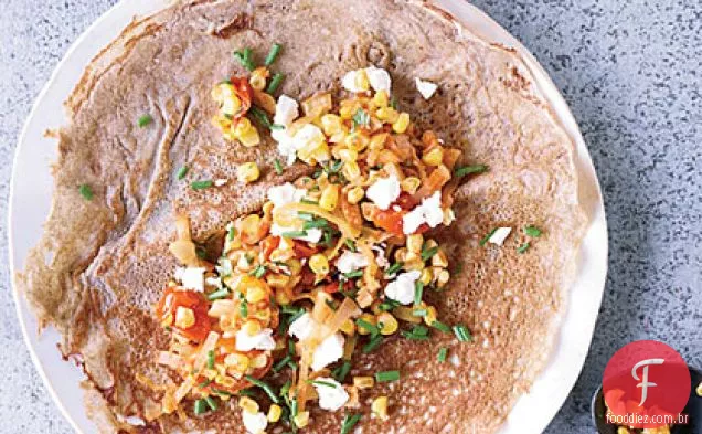 Crepes de trigo sarraceno com milho, tomate e queijo de cabra