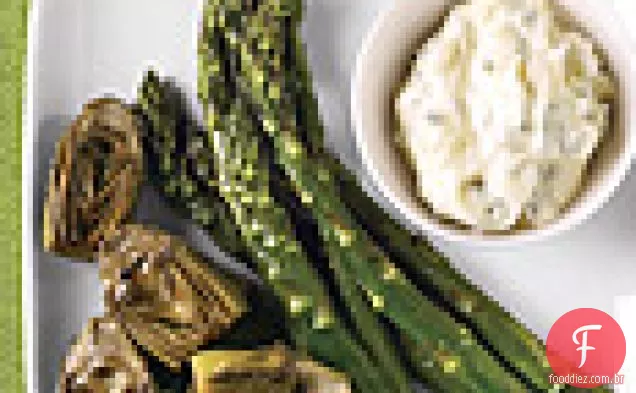 Espargos assados e alcachofras de bebê com limão-orégano Aioli