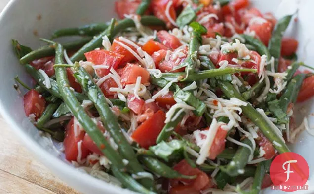 Salada de feijão verde e queijo mussarela