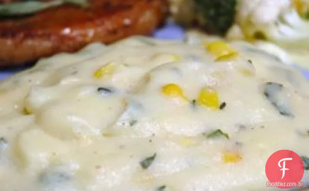 Polenta cremosa com milho assado e sálvia fresca