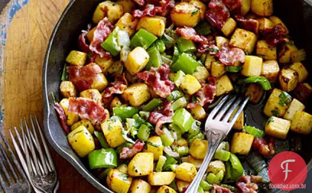 Rutabaga Hash com cebola e bacon crocante