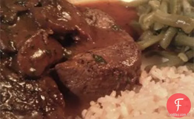 Medalhões de carne com molho de panela caramelizado