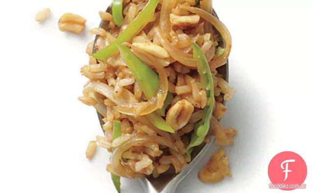 Arroz integral frito com ervilhas e amendoim