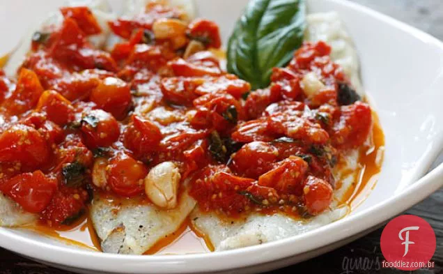 Peixe Grelhado Com Molho De Tomate De Uva De Verão