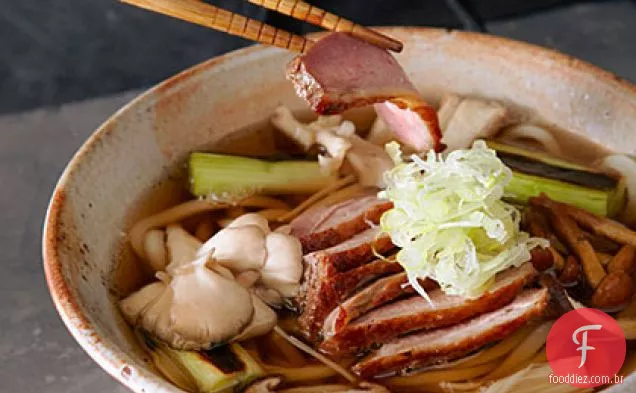 Pato assado e cogumelo Udon (Kamo Kinoko Udon)