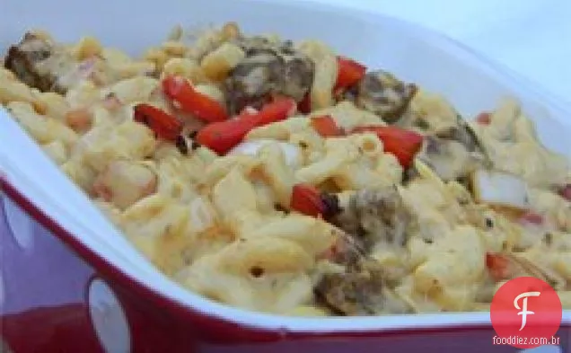 Macarrão com queijo com linguiça, pimentão e cebola