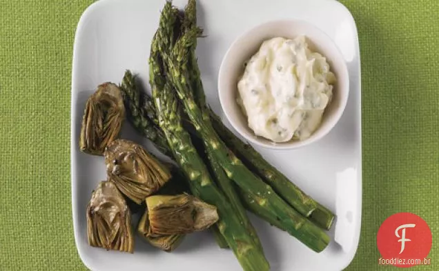 Espargos assados e alcachofras de bebê com limão-orégano Aioli