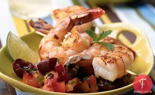 Espetos de camarão grelhado com Salsa de frutas de Verão