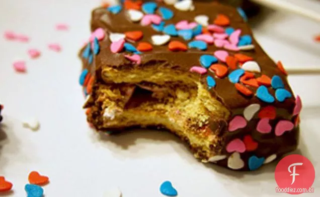 Chocolate Coberto s'mores em uma vara