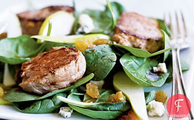 Salada de espinafre quente com carne de porco e peras