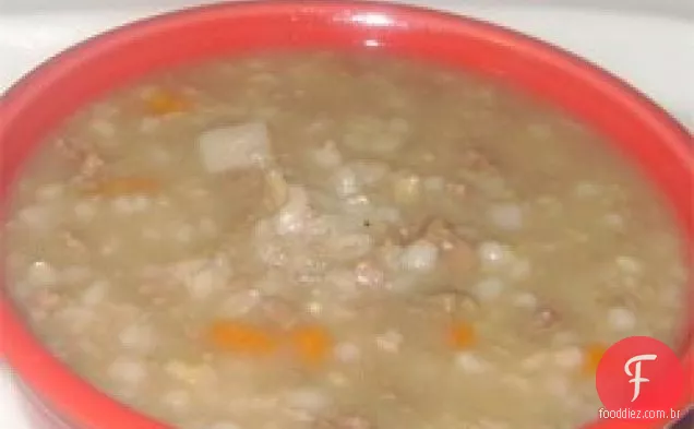 Sopa cremosa de cevada de cogumelo de carne em um fogão lento