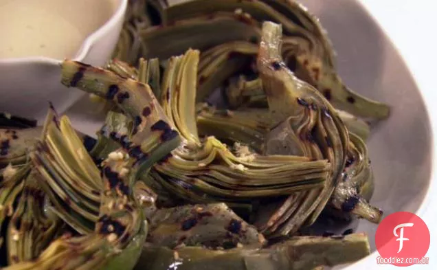 Alcachofras grelhadas com vinagrete cremoso de champanhe