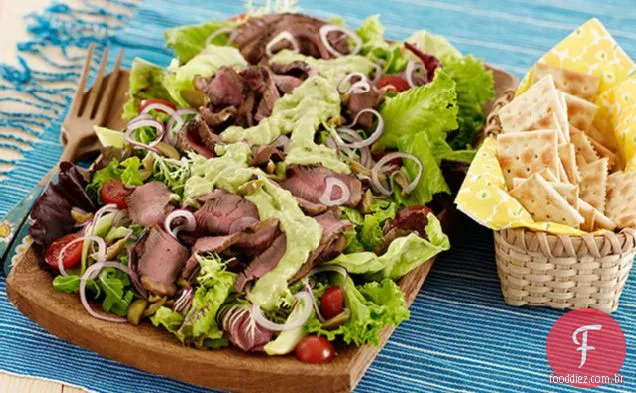 Salada de bife grelhado com molho cremoso de abacate