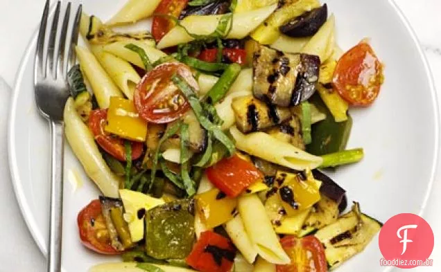 Penne com legumes grelhados misturados