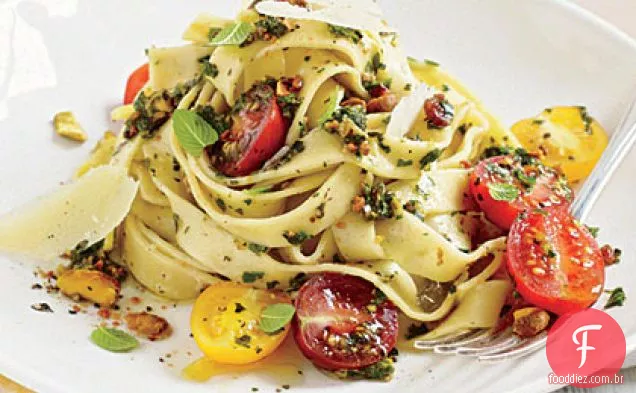 Fettuccine com Pesto De Pistache-menta e tomate