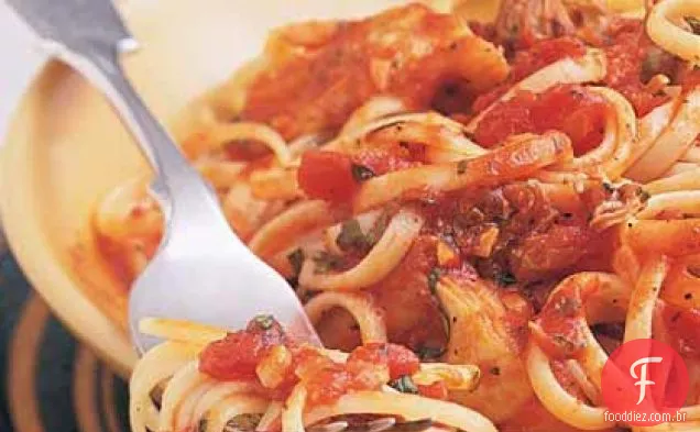 Linguine com amêijoas e alcachofras em molho vermelho