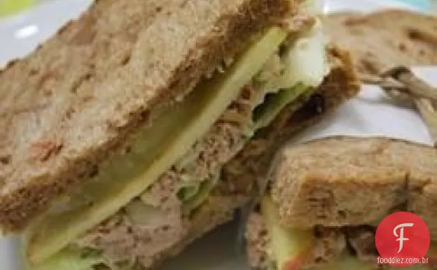 SPAM ® grelhado, tomate, queijo Cheddar e sanduíches de cebola doce