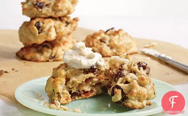 Scones Da Gota Da Ricota Da Amêndoa Da Cereja