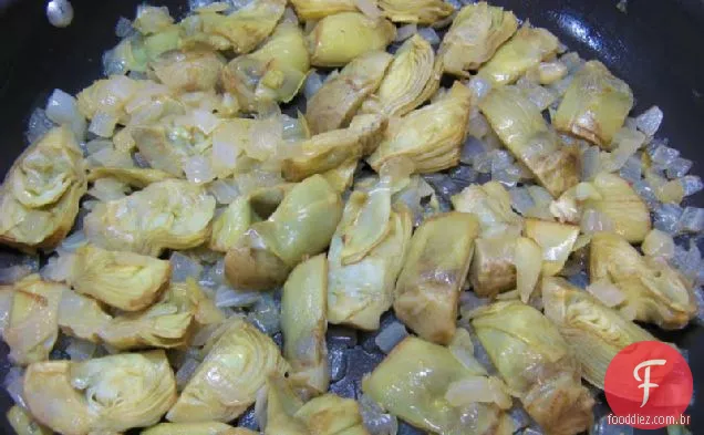 Corações De Alcachofra Com Cebola Caramelizada E Molho De Ervas