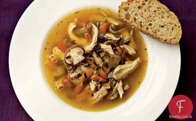 Arroz selvagem e sopa de cogumelos com frango