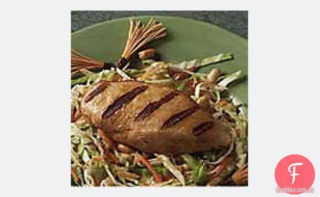 Frango asiático com amendoim Slaw