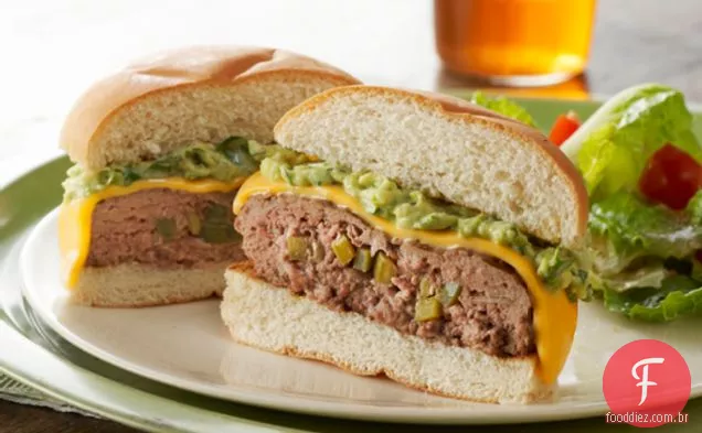 Jalapeño-Cheeseburgers recheados com cobertura de Guacamole