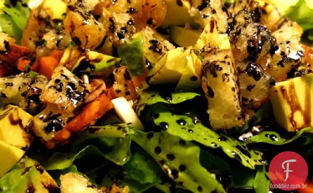 Uma refeição fácil de 30 minutos: salada de rúcula com abacate e peixe salteado com azeitonas e tomates