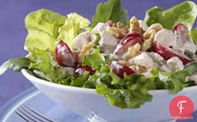 Salada de peru com cerejas e nozes