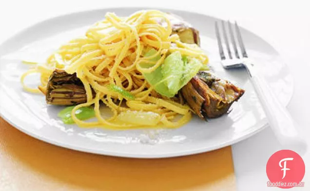 Linguine com alcachofras e alho-poró