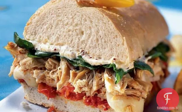 Sanduíche de frango e Brie com tomate cereja assado