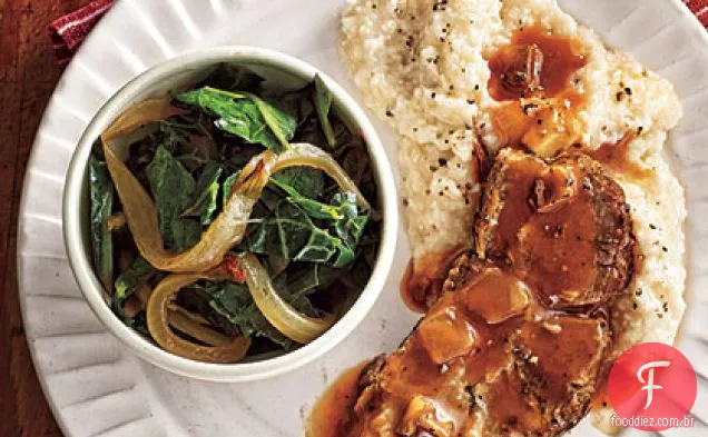 Carne de porco assada com couve cozida lentamente, grãos e molho de tomate