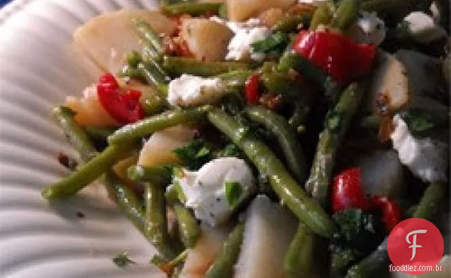 Feijão verde quente e salada de batata com queijo de cabra