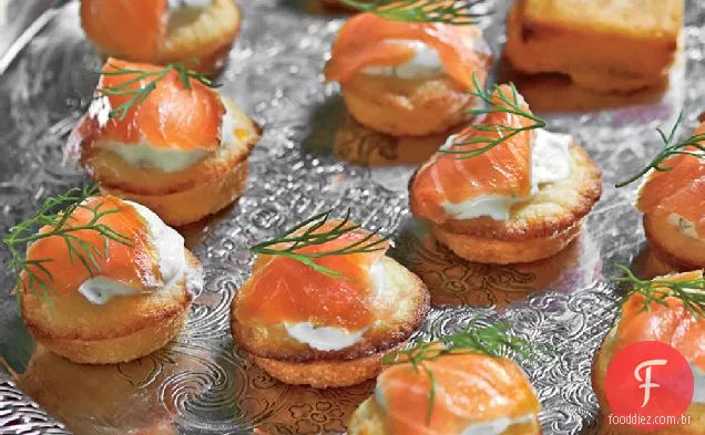 Mini bolos de milho com salmão defumado e endro Crème Fraîche