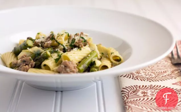 Rigatoni Com Salsicha, Alcachofras E Espargos