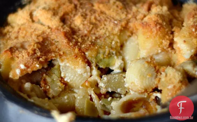 Macarrão de coração grande e queijo com alcachofras