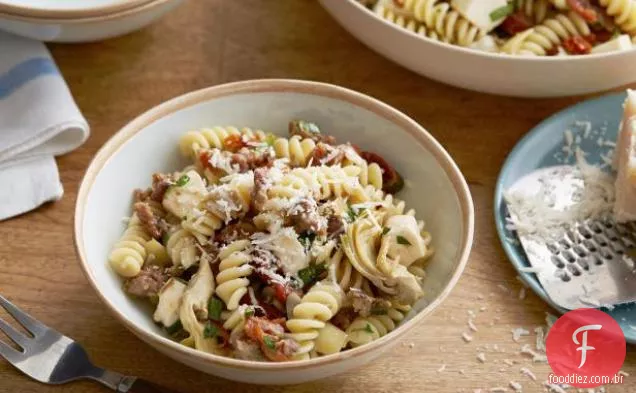 Fusilli com salsicha, alcachofras e tomates secos ao sol