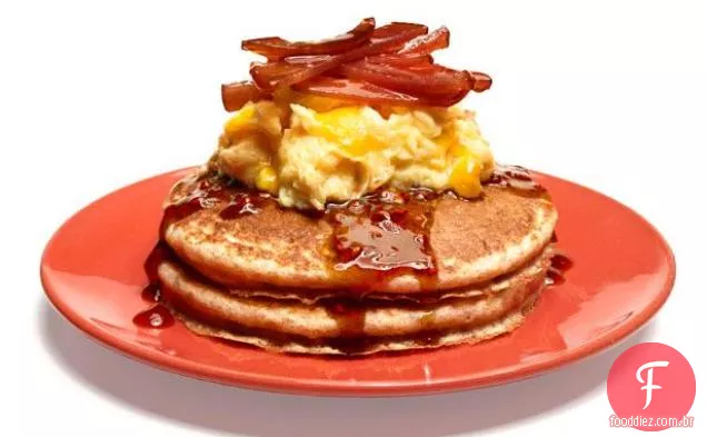 Panquecas de grãos inteiros com ovos e Bacon