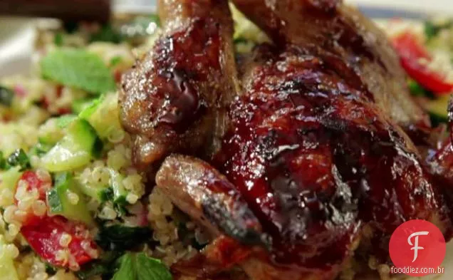 Codorna grelhada com molho de churrasco de romã e laranja e Tabouli com Quinoa e couve desfiada