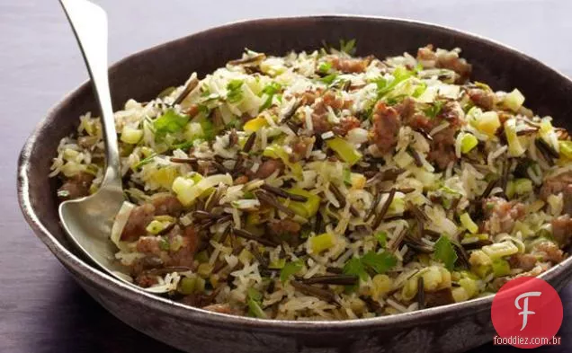 Arroz selvagem e Basmati Pilaf com salsicha