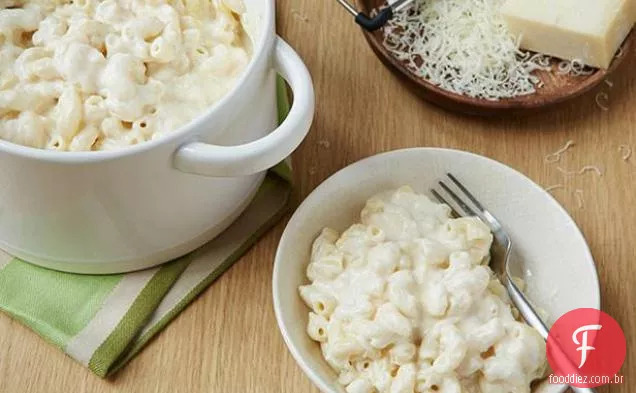 Macarrão e queijo cremoso com fogão